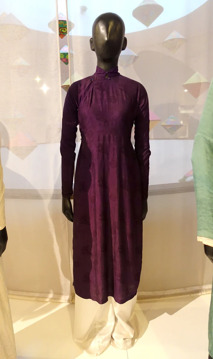 アオザイの資料写真。2014年8月4日、ハノイのベトナム女性博物館で撮影された1950〜1960年の衣装展示です。今回の花嫁の赤い衣装や、結婚式を写したものではありません。 写真：Daderot／CC0 1.0。