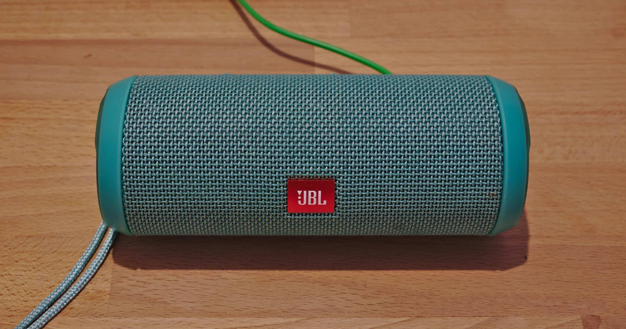 2018年1月16日に撮影されたJBL Flip 3の資料写真。投稿の実物・隣人の部屋ではありません。投稿に機種名の記載はありません。