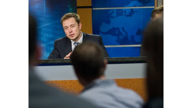 2012年4月16日、NASAの会見で記者の質問に答えるイーロン・マスク氏。今回の株式贈与の会見写真ではない。