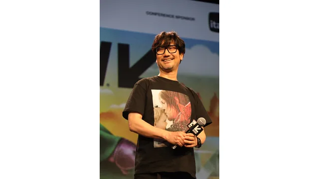 SXSW 2025でマイクを持つ小島秀夫氏の資料写真。今回のアニメ映像や収録現場ではありません。