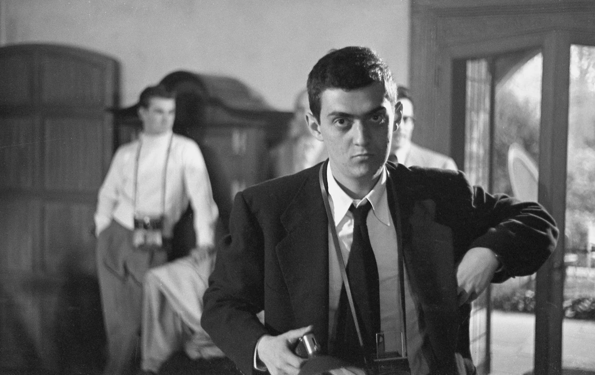 カメラを手にした1949年のスタンリー・キューブリックの資料写真