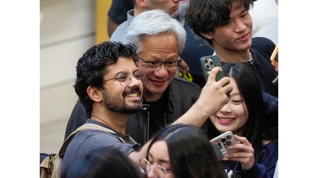 学生たちと自撮りに応じるジェンスン・フアン氏。2026年4月30日、スタンフォード大学での参考写真。