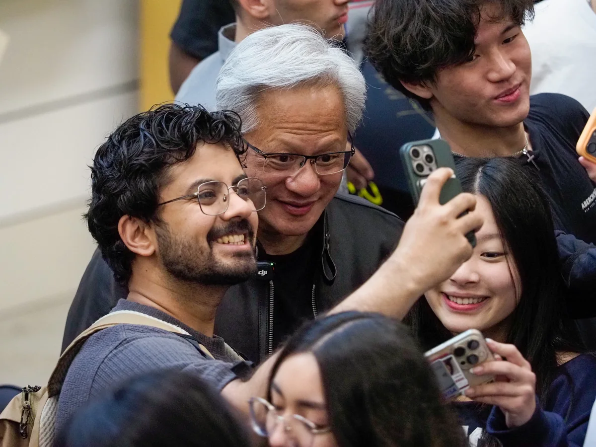 学生たちと自撮りに応じるジェンスン・フアン氏。2026年4月30日、スタンフォード大学での参考写真。