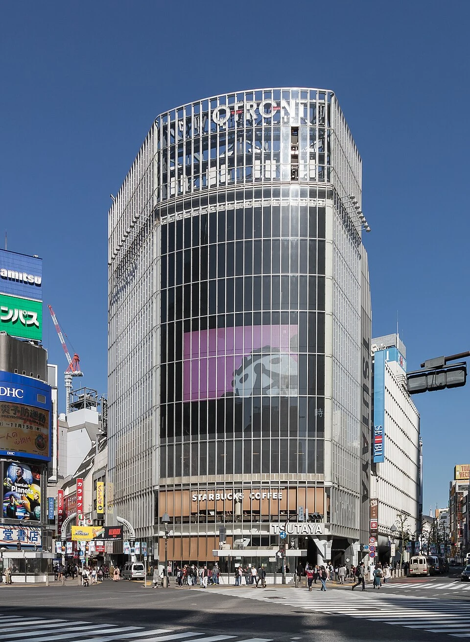 渋谷会場のSHIBUYA TSUTAYAが入るQFRONTの外観。2018年10月撮影の資料写真で、今回の催事風景ではない。