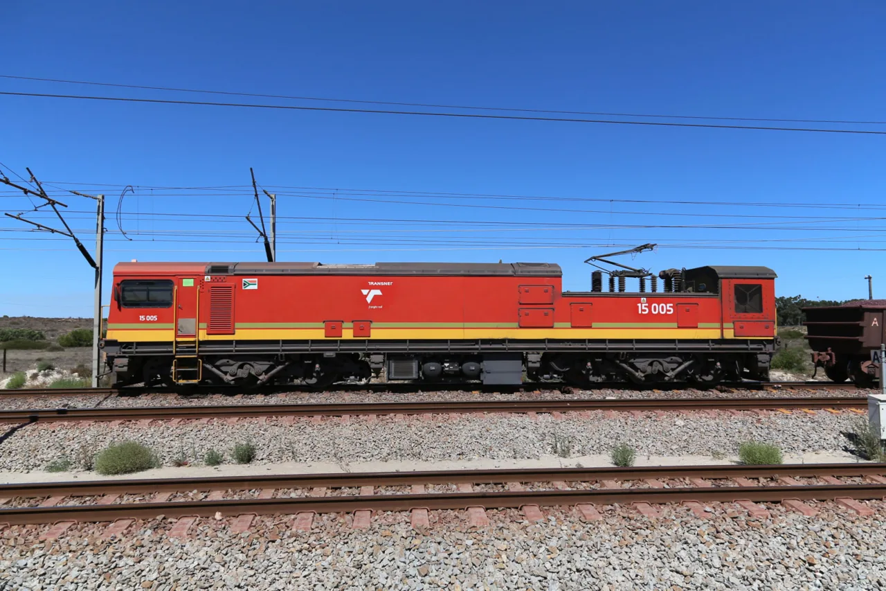 2015年のシシェン・サルダナ線Class 15E機関車の資料写真。今回の696両編成ではありません