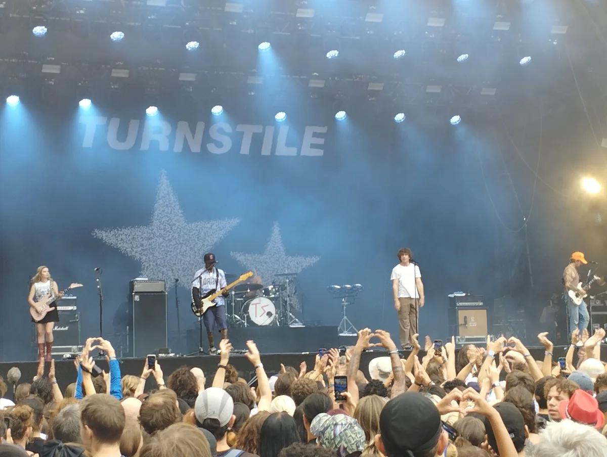 Turnstile(2023年8月25日、Rock en Seineでの資料写真)。今回の2026年ワシントン公演や客層を写した写真ではありません。