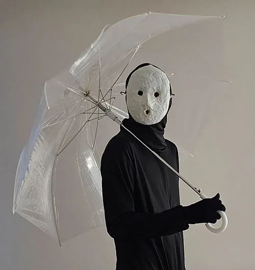 雨穴。展覧会主催提供の人物紹介写真。展示会場の当日の様子ではありません