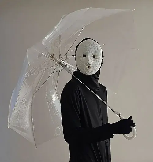 雨穴。展覧会主催提供の人物紹介写真。展示会場の当日の様子ではありません