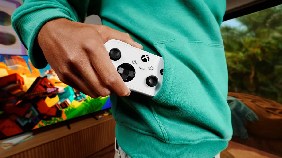 Xbox Nano Controllerをパーカーのポケットに入れる公式写真。人物の顔は写っていません。