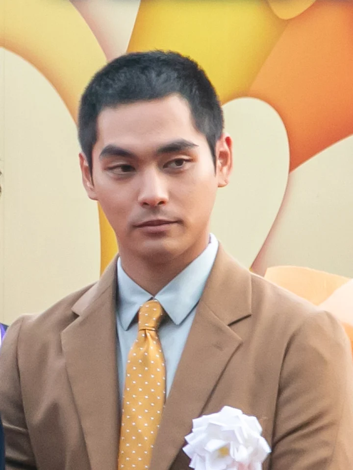 柳楽優弥、2019年の菊花賞表彰式での資料写真。新ドラマの役柄や発表会の写真ではありません